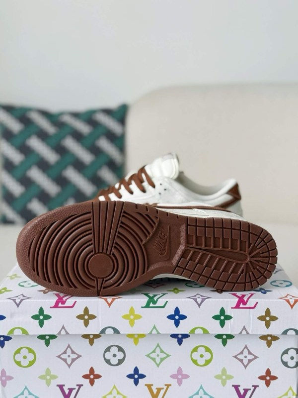 Sb Dunk Low Brown/White Monogram Edition
