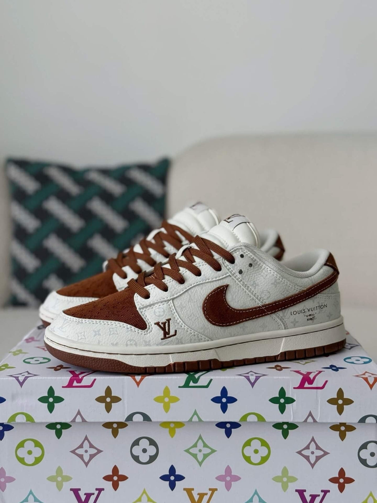Sb Dunk Low Brown/White Monogram Edition