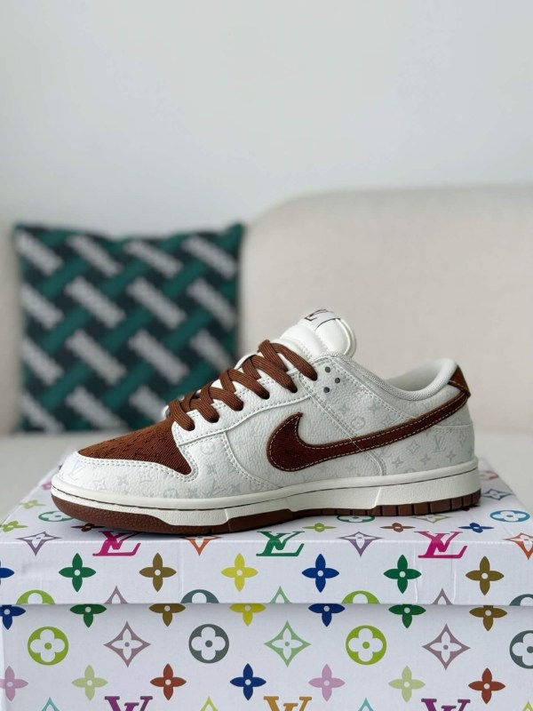 Sb Dunk Low Brown/White Monogram Edition